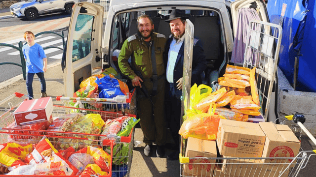 הרב יהודה גינזבורג בחלוקת החבילות