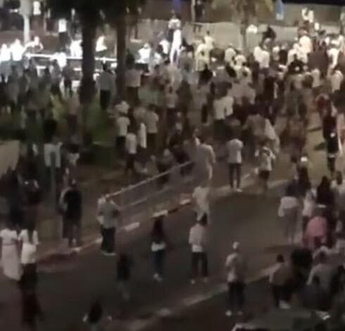 קטטה בטיילת בת ים ביום כיפור 