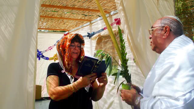 סוכות בחיפה. סוכה כהלכתה