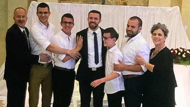 רס"ר אורי בורנשטיין (שני מימין) ומשפחתו
