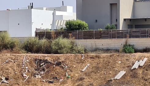 פסולת ליד הבניינים בישוב כרמית