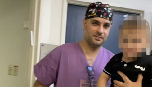 הפעוט וד"ר זייד אליכלאני לאחר הניתוח