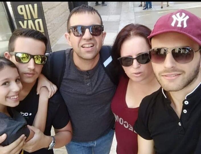 משפחת כהן בהרכב מלא. בימים שמחים יותר