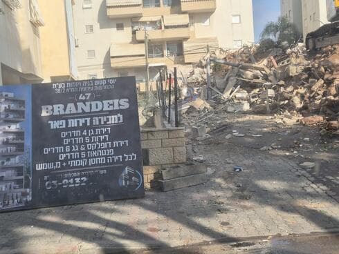 הריסות הבניין ברחוב ברנדייס פתח תקוה
