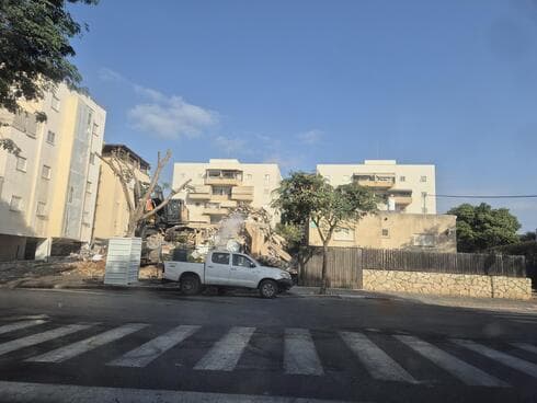 הריסות הבניין ברחוב ברנדייס פתח תקוה