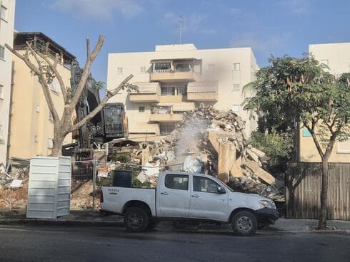 הריסות הבניין ברחוב ברנדייס פתח תקוה