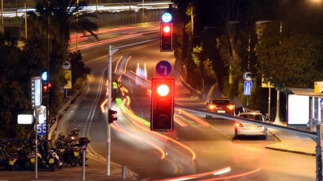 רעשים מפחידים מהכבישים באמצע הלילה 