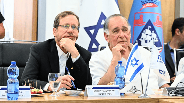 ביקור נשיאותי בחדר המלחמה של חיפה. יהב והרצוג