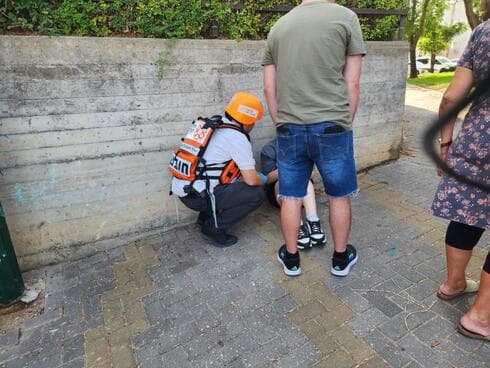 צוותי איחוד והצלה מגישים טיפול ראשוני לנפגעת חרדה