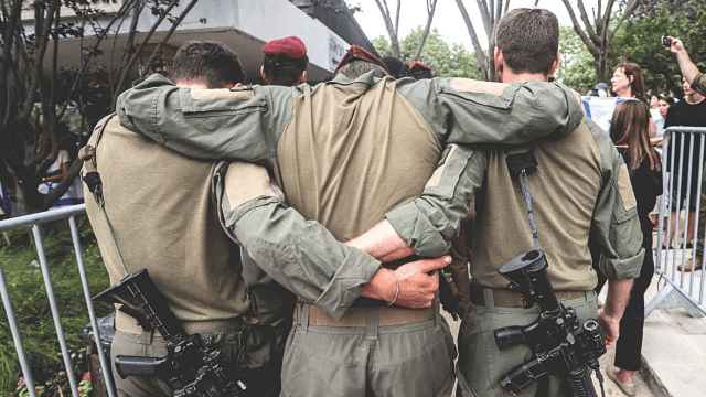 מתמודדים עם אובדן של חברים. חברים לנשק בהלויית חייל צה"ל