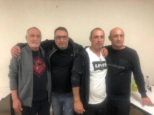 סבא עזרא חנה (הכי שמאלי) וחלק מבניו