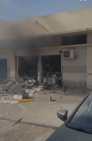פגיעה ישירה באזור התעשייה נעמן (צילום: באדיבות העירייה) פגיעה ישירה באזור התעשייה נעמן