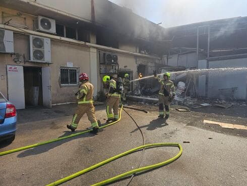 שריפת בית דפוס באזור התעשייה נעמן בעיר עכו (צילום: כיבוי אש) שריפת בית דפוס באז״ת נעמן בעיר עכו.