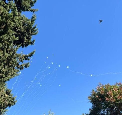 מטח של עשרות רקטות לכיוון עכו והקריות (צילום: צלם לא ידוע לפי סעיף 27 א' לחוק זכויות יוצרים) מטח של עשרות רקטות לכיוון עכו והקריות