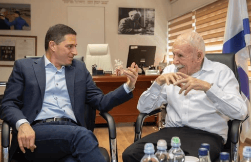 טרנר ביום הולדתו ה-85 עם דנילוביץ'