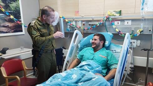 סגן הרמטכ״ל, האלוף אמיר ברעם עם אחד הפצועים