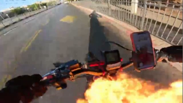 אופניים מתלקחים ברחוב ז'בוטינסקי (צילום: מתוך הרשת החברתית, שימוש לפי סעיף 27א לחוק זכויות יוצרים) אופניים מתלקחים ברחוב ז'בוטינסקי
