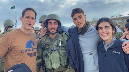 משמאל: האב עמיר, עידו ז"ל, האח אורי והחברה שירה 