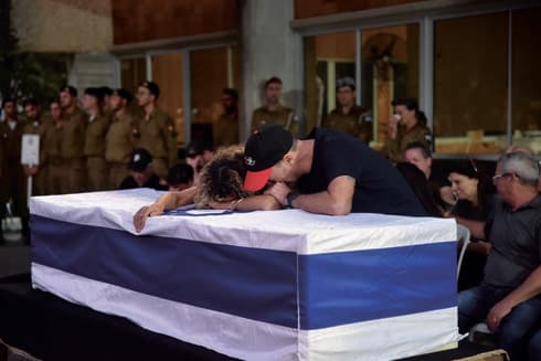 שרון ועמיר בן צבי על הארון של בנם 