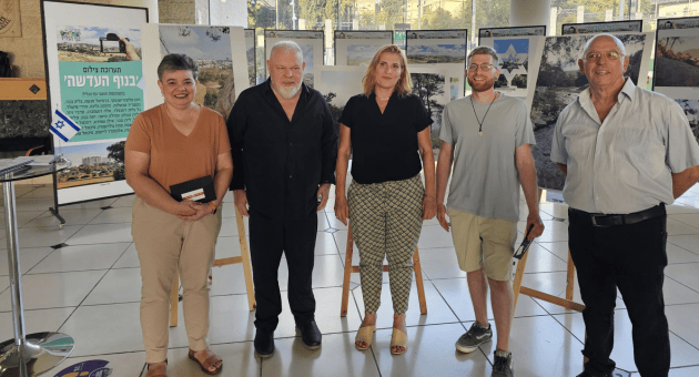 הזוכים בתחרות הצילום עם ראש העיר רונן פלוט
