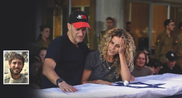 שרון ועמיר בן צבי מקיבוץ שמרת בהלווית בנם