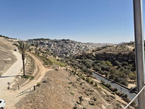 הנוף מהגשר התלוי גיא בן הינום