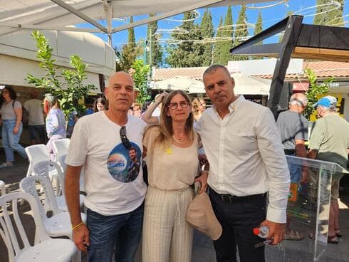 הוריו של אלון עם ראש העיר רפי סער
