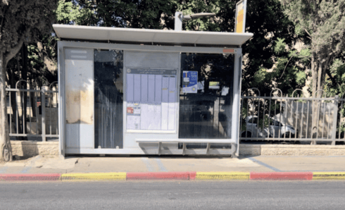 תחנת אוטובוס לא ממוגנת (צילום: mynet) תחנת אוטובוס לא ממוגנת