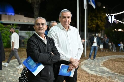 ישראל כהן ז"ל עם חברו מ"מ ראש העיר חביב פרץ (צילום באדיבות המשפחה) ישראל כהן ז"ל עם חברו מ"מ ראש העיר חביב פרץ