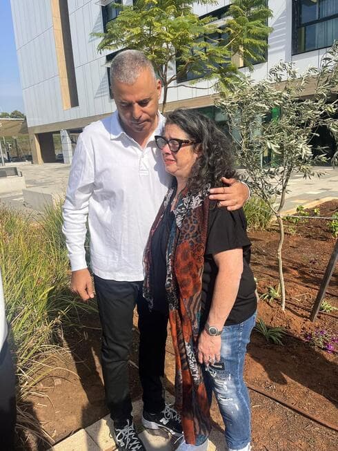 ראש העיר עם אמו של תומר גרינברג ז"ל