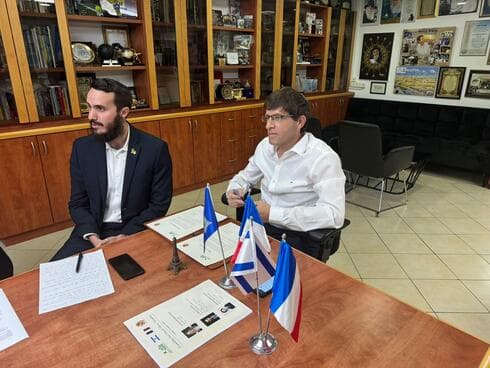 חתימת ההסכם עם העיר הצרפתית (צילום: באדיבות דוברות עיריית פתח תקוה) חתימת ההסכם עם העיר הצרפתית