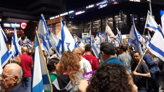 המחאה בצומת חורב חיפה (צילום: מחאת העם חיפה) המחאה בצומת חורב חיפה
