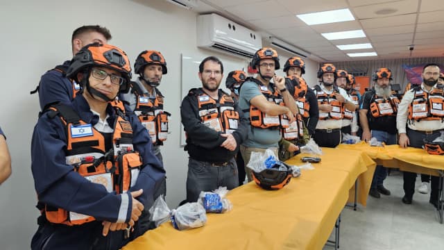 חלוקת האפודים למתנדבי איחוד הצלה