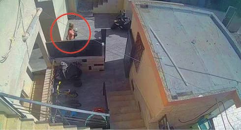 תופעה מדאיגה. ההומלסית העירומה בכניסה לבית בקרית ים ג'