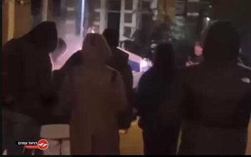 פורעים שורפים דגל ישראל ברחובות אמסטרדם (צילום: באדיבות ערוץ הטלגרם של דניאל עמרם ללא צנזורה) פורעים שורפים דגל ישראל ברחובות אמסטרדם