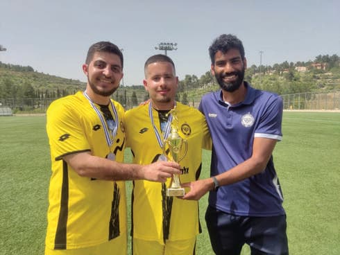 משמאל לימין: עידן בוחבוט, אליאור פרנק והמאמן טל חדד (צילום: באדיבות 'שווים בכדורגל' נתניה) משמאל לימין: עידן בוחבוט, אליאור פרנק והמאמן טל חדד