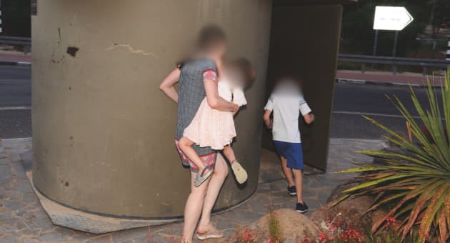 ילדים והורים רצים למרחב מוגן