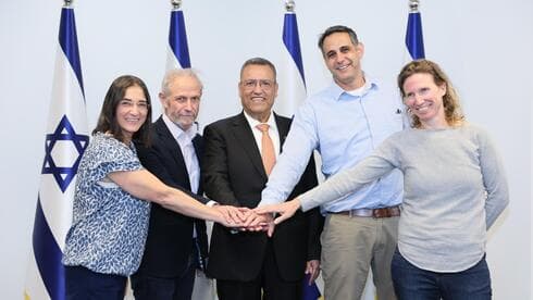 צוות בית הספר עם ליאון