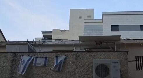 פגיעה בקומה האחרונה של בית בקריית ביאליק: הדיירת הייתה בממד ולא נפגעה