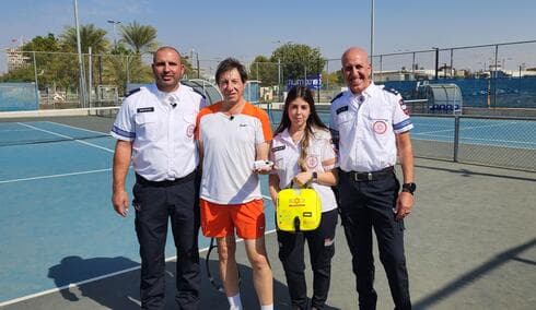 צוות מד"א עם יבגני. "סיפוק עצום"