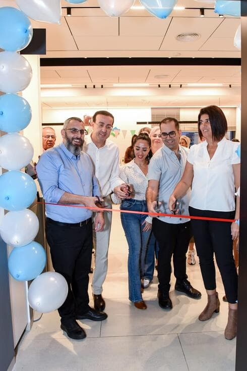 ראש עיריית חריש יצחק קשת, מנכ"ל ש.ל.ה. רוח אילן שמש, מנהלת שירות לקוחות סיון גריף, מנהל רפואי רמי ג'יריס, מנהלת אדמינסטרטיבית מירה סגל (צילום: רויטל שרון) ראש עיריית חריש יצחק קשת, מנכ"ל ש.ל.ה. רוח אילן שמש, מנהלת שירות לקוחות סיון גריף, מנהל רפואי רמי ג'יריס, מנהלת אדמינסטרטיבית מירה סגל