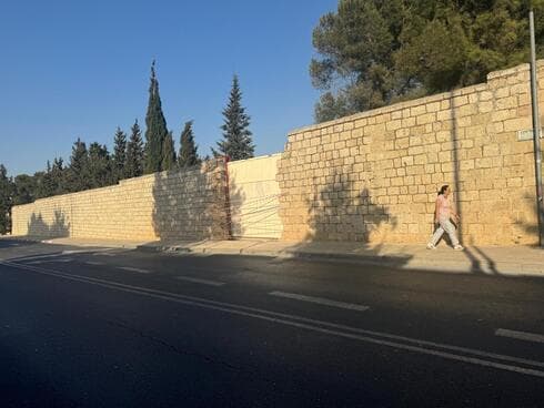 החומה שנפרצה, מנזר סנט קלייר בירושלים החומה שנפרצה, מנזר סנט קלייר בירושלים