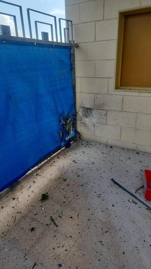 הכטב"ם אותר בחצר גן ילדים מאוכלס (צילום: כבאות והצלה) חצר גן הילדים בנשר