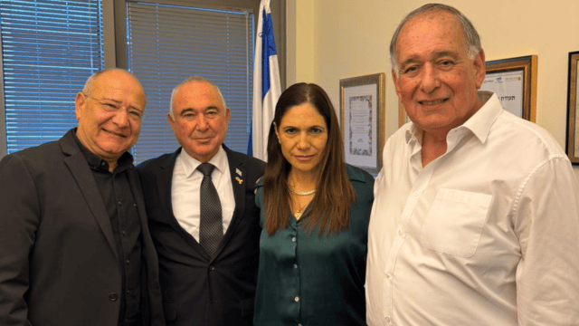 האם הפגישות יובילו לפיצויים מוגדלים? יהב וג'מאל בכנסת (צילום: עיריית חיפה) מסע הדילוגים של יונה יהב בכנסת