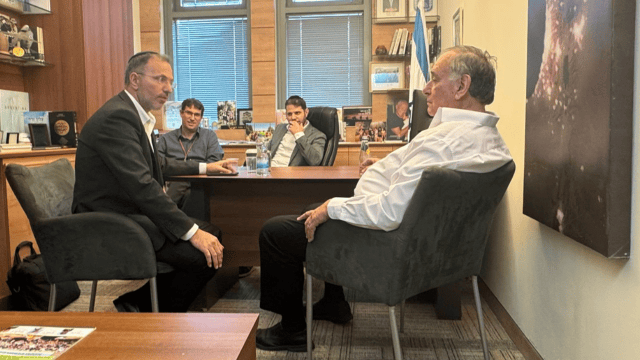מסע הדילוגים של יונה יהב בכנסת (צילום: עיריית חיפה) מסע הדילוגים של יונה יהב בכנסת