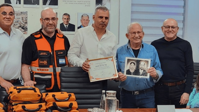 הענקת תעודה הוקרה לחיים חגאג