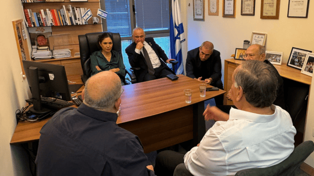 יהב ומרגלית במסע השכנועים בכנסת (צילום: עיריית חיפה) מסע הדילוגים של יונה יהב בכנסת