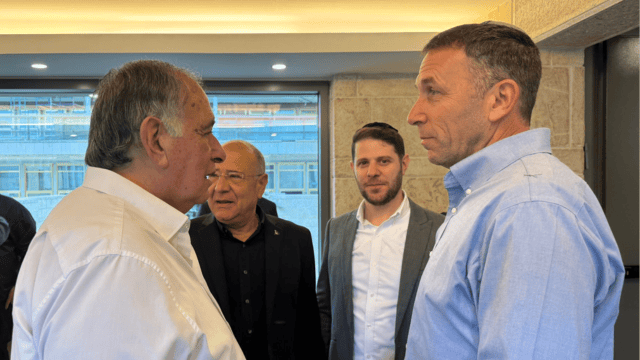 לא מפספס אפשרות למפגש. יהב בכנסת (צילום: עיריית חיפה) מסע הדילוגים של יונה יהב בכנסת