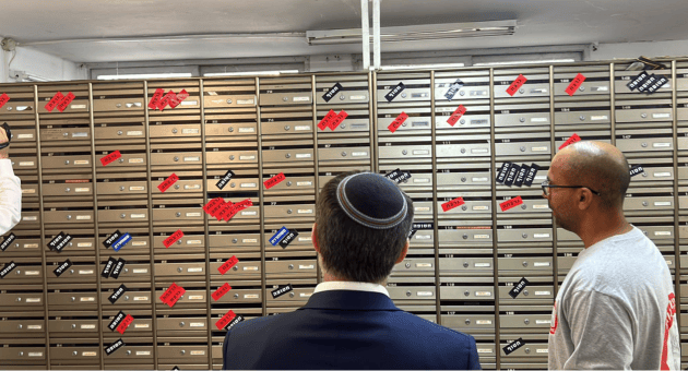 השר סמוטריץ' מול תאי הדואר של חברי ניר עוז, בהם מצוין מי מהם נרצח ומי עדיין חטוף (צילום: דוברות ניר עוז) השר סמוטריץ' מול תאי הדואר של חברי ניר עוז, בהם מצוין מי מהם נרצח ומי עדיין חטוף