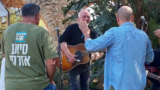 דואגים להופעות לחיילים. מיכה שטרית בשטח